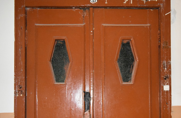 Декоративное остекление окон и дверей во флигеле доходного дома по адресу Б.Монетная, 29. Фото 2020